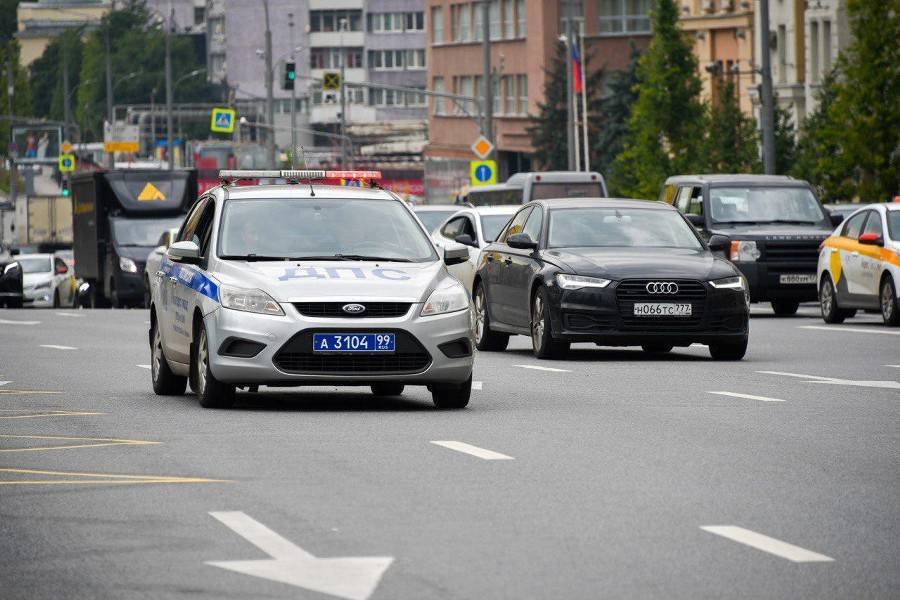 Volkswagen врезался в здание гостиницы на юго-востоке столицы - m24.ru - Москва - Зеленоград