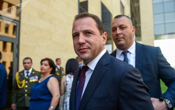 Давид Тоноян - Никола Пашинян - Ильхам Алиев - Министр обороны Армении объяснил, как работает оперативная связь с Азербайджаном - ru.armeniasputnik.am - Армения - Душанбе - Азербайджан