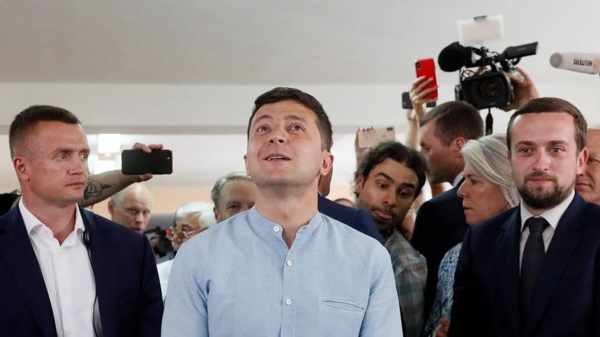 Владимир Зеленский - Видео: Зеленский не замечает войну на Донбассе - 5-tv.ru - Украина - обл. Донецкая - ДНР - ЛНР