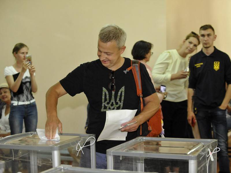 Заранее подписанные протоколы подсчета голосов обнаружили на Украине - news.ru - Украина
