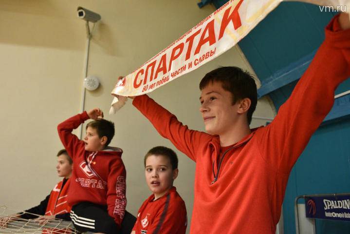 «Спартак» прокомментировал инцидент с болельщиками команды и ОМОНом - vm.ru