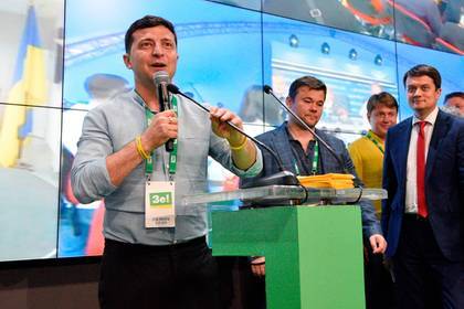 Владимир Зеленский - Виктор Медведчук - «Слуга народа» сможет сформировать однопартийное большинство в Верховной Раде - lenta.ru - Украина