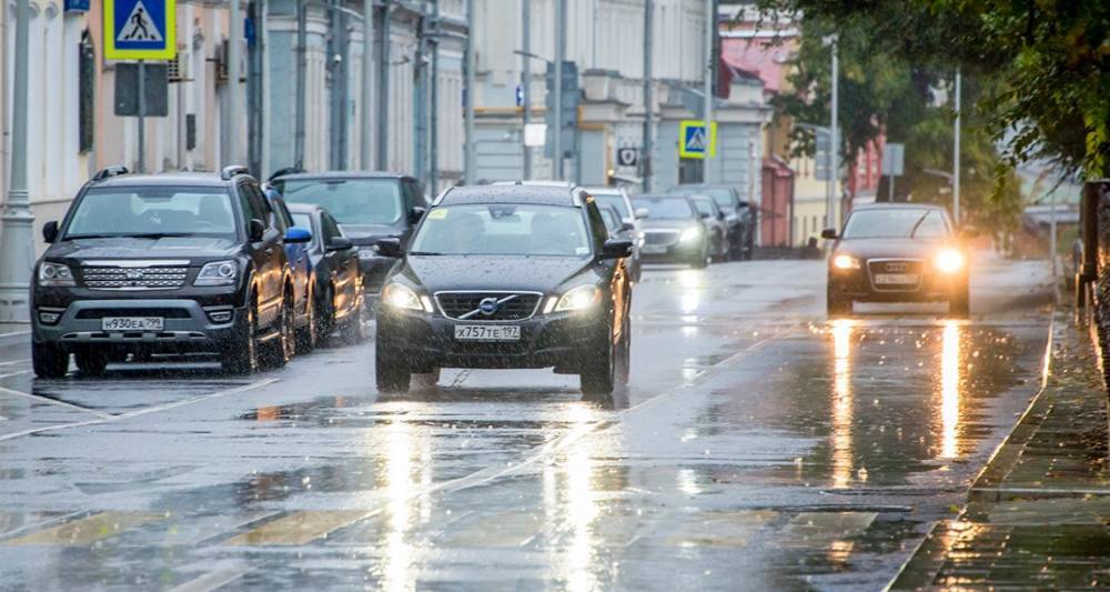 ЦОДД рекомендовал автомобилистам соблюдать дистанцию в дождь - m24.ru - Москва