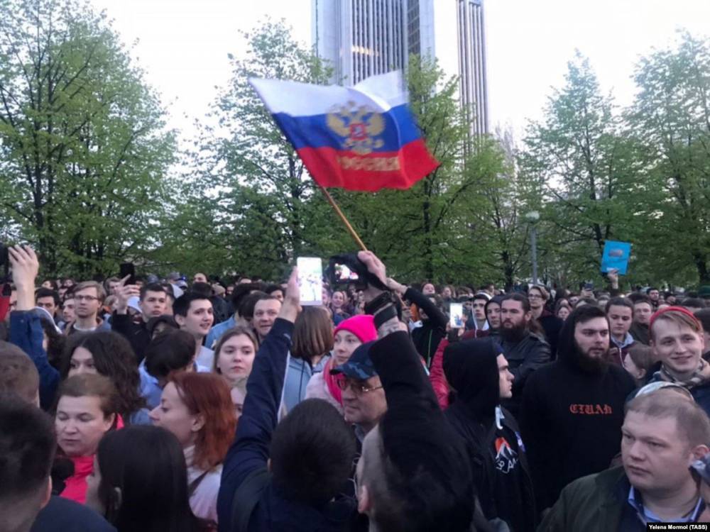 Владимир Путин - Евгений Куйвашев - Татьяна Мерзлякова - В Екатеринбурге завели дело о нападении с газетой на полицейского - svoboda.org - Екатеринбург - Свердловская обл.