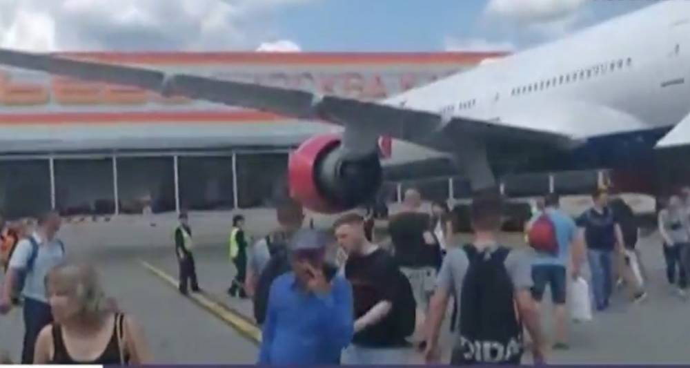 Пассажиры с детьми задержанного рейса вылетят в Анталью из Внукова - m24.ru - Москва