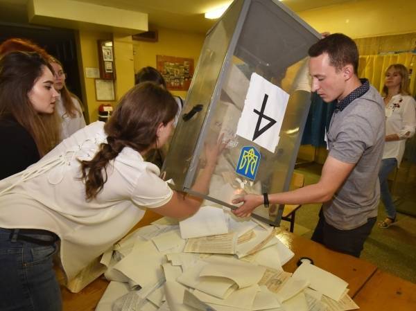 Владимир Зеленский - Петр Порошенко - Святослав Вакарчук - Юрий Бойко - Юлия Тимошенко - «Слуга народа» лидирует на выборах в Верховную раду после обработки 30,9% протоколов - govoritmoskva.ru - Украина