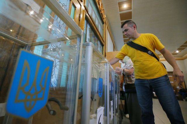 Владимир Зеленский - Петр Порошенко - Святослав Вакарчук - Юрий Бойко - Юлий Тимошенко - Партия Зеленского лидирует с большим отрывом после обработки 42% протоколов - aif.ru - Украина