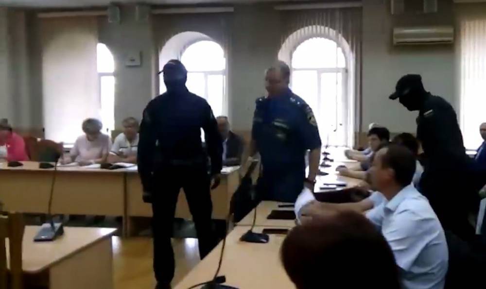 Появилось видео задержания сотрудника МЧС на планерке в мэрии Читы - m24.ru - Россия - Московская обл. - Астраханская обл. - Забайкальский край - Чита