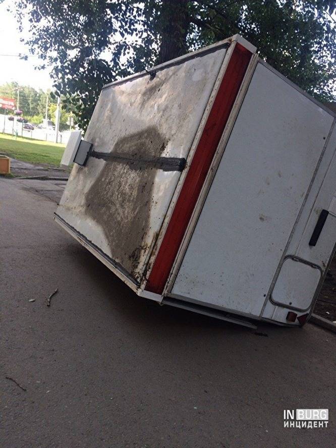 В Екатеринбурге на Уралмаше неизвестные перевернули киоски. Полиция начала проверку - znak.com - Россия - Екатеринбург - район Орджоникидзевский