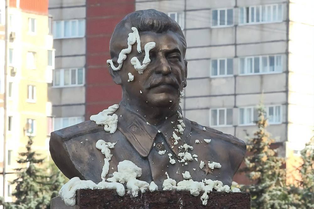 Сергей Токарев - В Липецке бюст Сталина облили монтажной пеной и напали на обком КПРФ - rtvi.com - Россия - Липецк