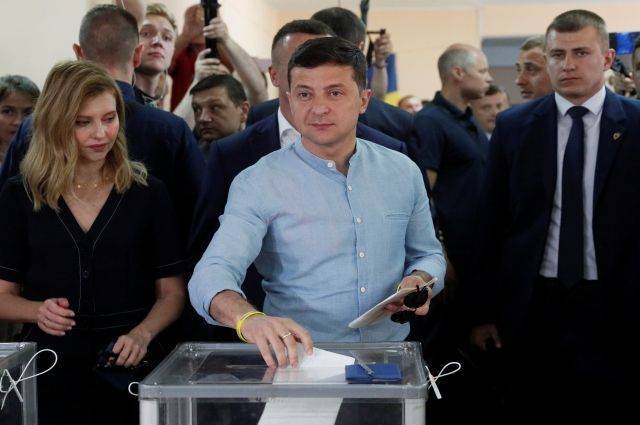 Владимир Зеленский - Петр Порошенко - Юрий Бойко - Партия Зеленского может получить половину мест в Раде - СМИ - aif.ru - Украина