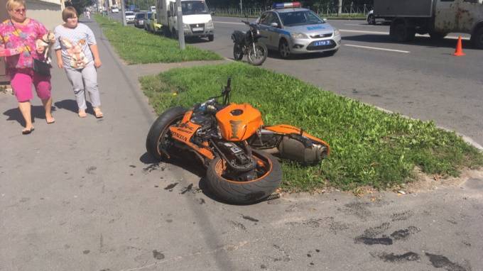 На улице Бабушкина сбили мотоциклиста - piter.tv - Санкт-Петербург - р-н Невский