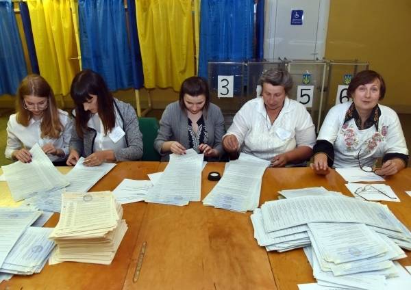 Владимир Зеленский - Петр Порошенко - Святослав Вакарчук - Юрий Бойко - Юлия Тимошенко - «Слуга народа» лидирует на выборах в Раду после обработки 25% протоколов - govoritmoskva.ru - Украина