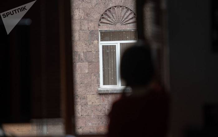 В Армении мужчина выбросился из окна – инцидент произошел на глазах детей - ru.armeniasputnik.am - Армения - Котайкской обл.