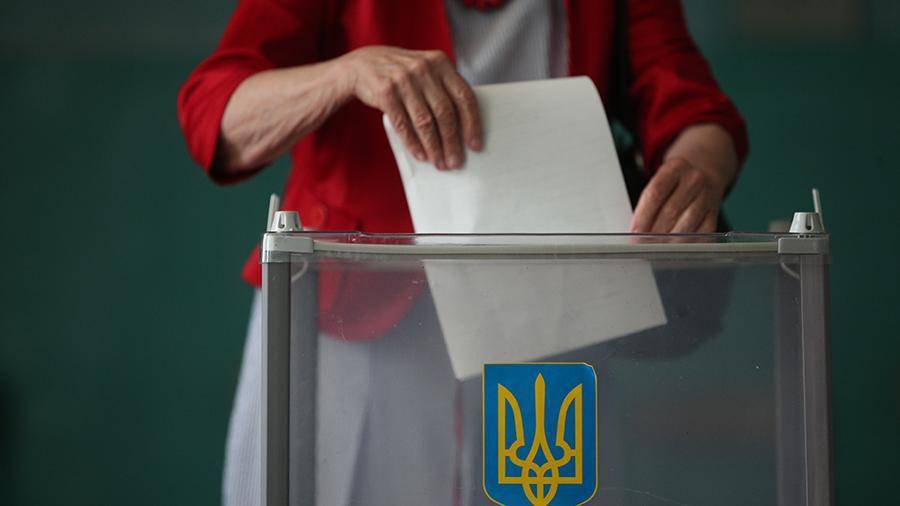 Петр Порошенко - Виктор Медведчук - Юрий Бойко - Юлий Тимошенко - Олег Ляшко - Пенсионерка во Львове пыталась съесть избирательные бюллетени - iz.ru - Украина - Львов