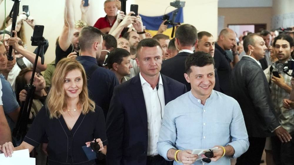 Владимир Зеленский - Татьяна Слипачук - Андрей Парубий - Максим Жаров - Зеленский с женой проголосовали на выборах в Раду - riafan.ru - Украина - Киев