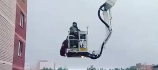 В Тюмени загорелся балкон квартиры на 12 этаже, из дома эвакуировали людей - news.megatyumen.ru - Тюмень - Тюменская обл.