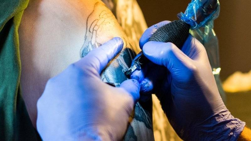 Почти 90% россиян не делали татуировки - polit.info - Россия