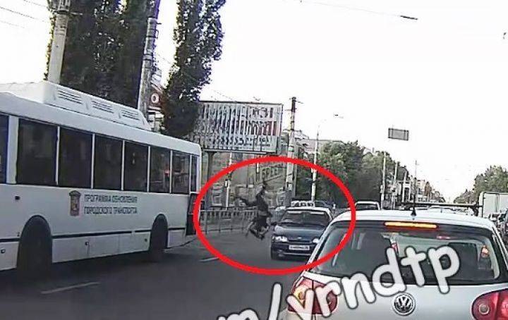 В Воронеже «Лада» сбила внезапно выбежавшую на дорогу девушку (ВИДЕО) - Новости Воронежа - moe-online.ru - Воронеж