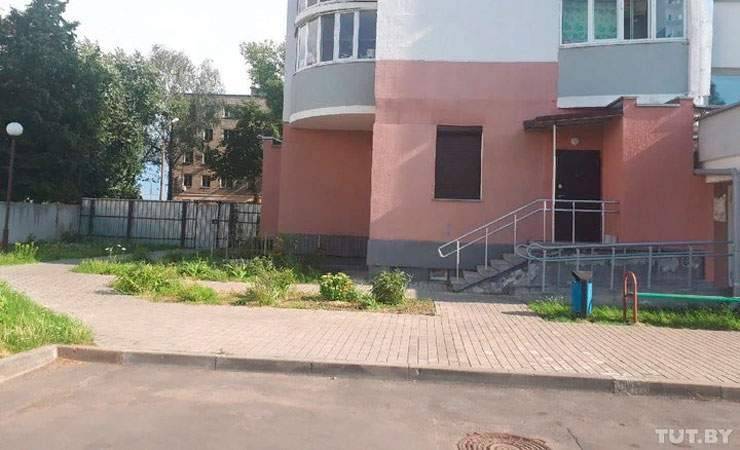 В Гомеле жильцы дома попытались сделать свой двор чище, но кто-то написал жалобу в прокуратуру - gomel.today - Гомель