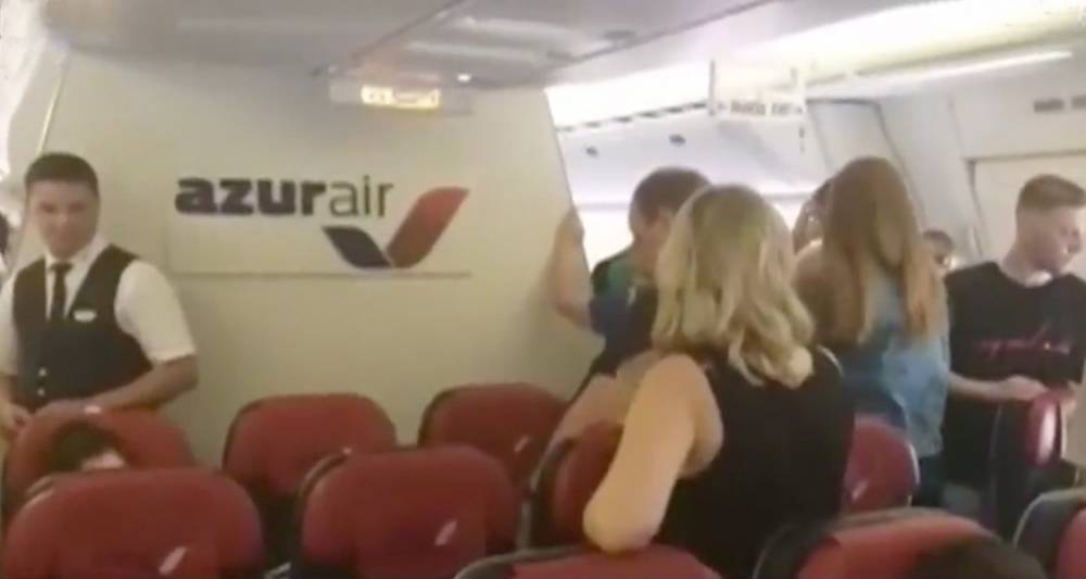 Azur Air пообещал проинформировать о причинах задержки рейса Москва – Анталья - m24.ru - Москва - Турция - Рига