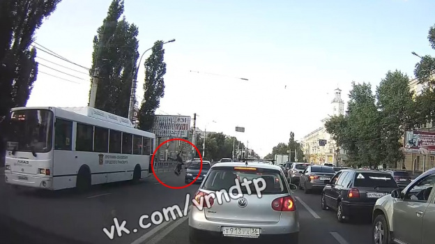 В Воронеже «ВАЗ» сбил перебегавшую дорогу девушку: её отбросило к автобусу – Новости Воронежа и Воронежской области – Вести Воронеж - vestivrn.ru - Воронеж