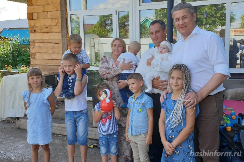 Радий Хабиров - Радий Хабиров в многодетной семье Шабалиных: Я приехал пообщаться с друзьями // ОБЩЕСТВО | новости башинформ.рф - bashinform.ru - Башкирия - Екатеринбург - Уфа