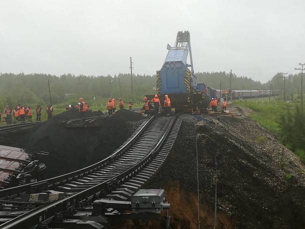 На месте крушения поезда в Сосногорском районе подняты все сошедшие с рельсов вагоны - bnkomi.ru - респ. Коми - Усинск - Сосногорск - район Сосногорский