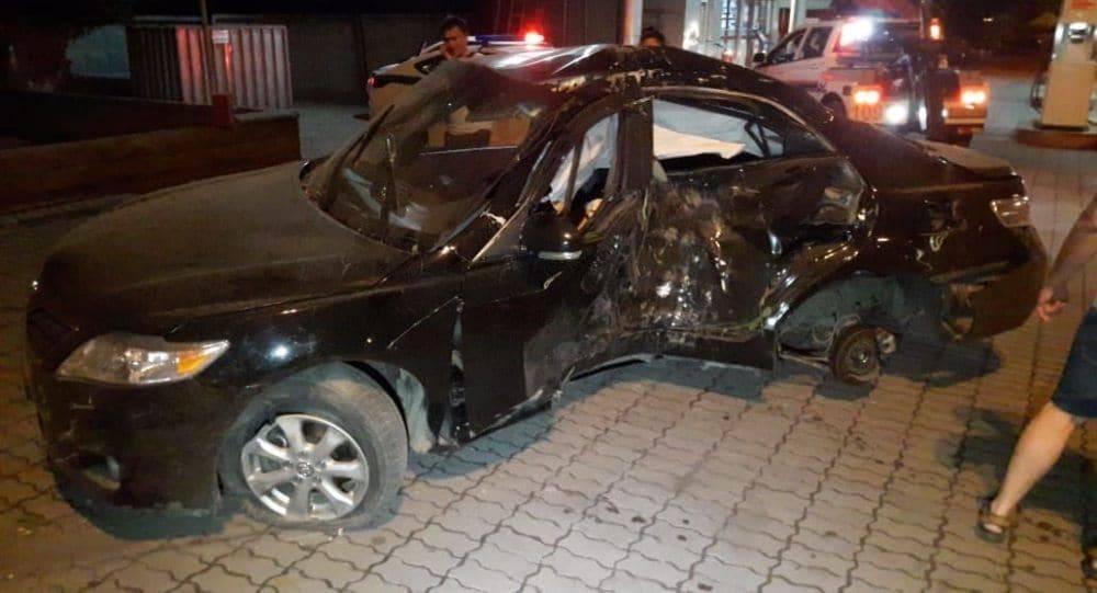 Водитель разбил арендованную машину, врезавшись в дерево в Алматы (фото) - nur.kz - Казахстан - Алма-Ата