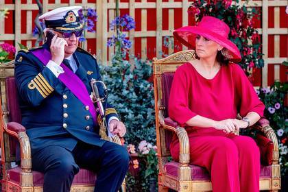 король Филипп - Принц Бельгии проигнорировал гимн страны из-за смартфона - lenta.ru - Бельгия - Брюссель
