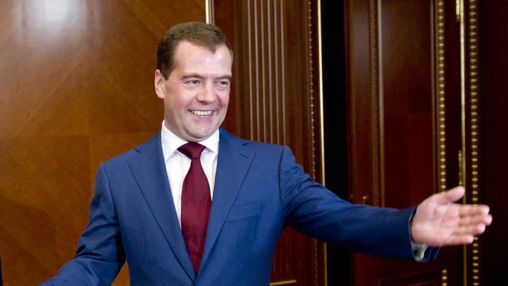 Владимир Путин - Дмитрий Медведев - "Дмитрий Анатольевич шутит": Медведев ответил пользователям Сети всего одним словом - tsargrad.tv