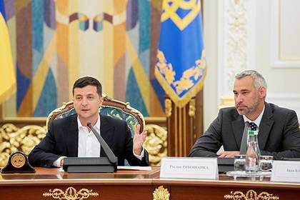 Владимир Зеленский - Петр Порошенко - Виктор Янукович - Юрий Луценко - Зеленский назвал кандидата на место генпрокурора вместо кума Порошенко - lenta.ru - Украина - Зеленский