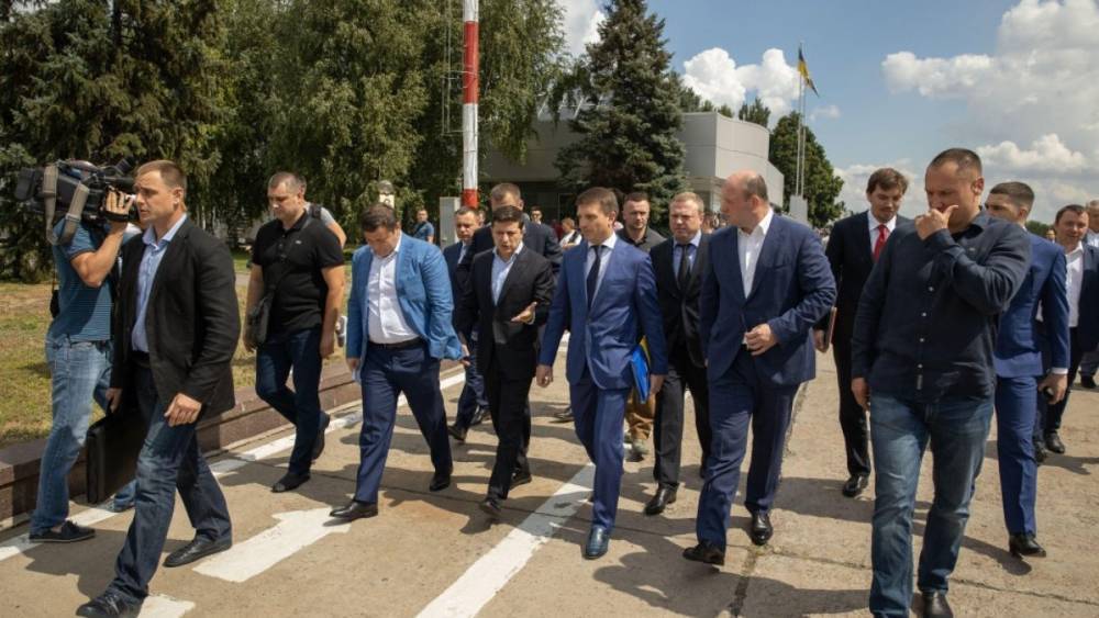 Владимир Зеленский - Юрий Бойко - Украинские СМИ сообщили о «темных лошадках», попавших в Раду под флагом Зеленского - riafan.ru - Украина - Киев