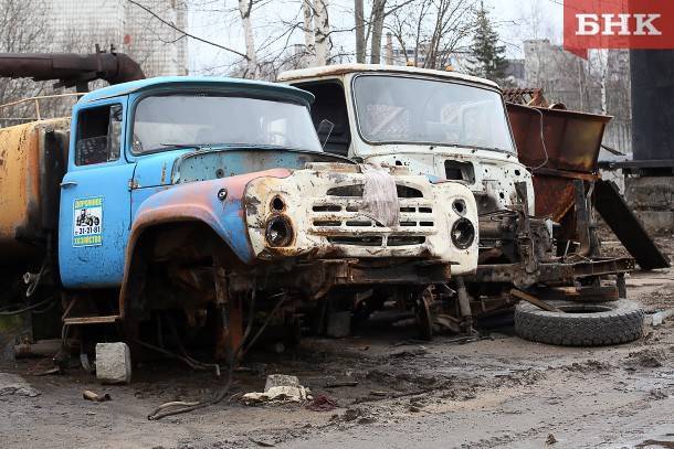 Виктор Бобыря - Мэрия Сыктывкара в третий раз объявила аукцион на перевозку и хранение 20 бесхозных автомобилей - bnkomi.ru - Сыктывкар