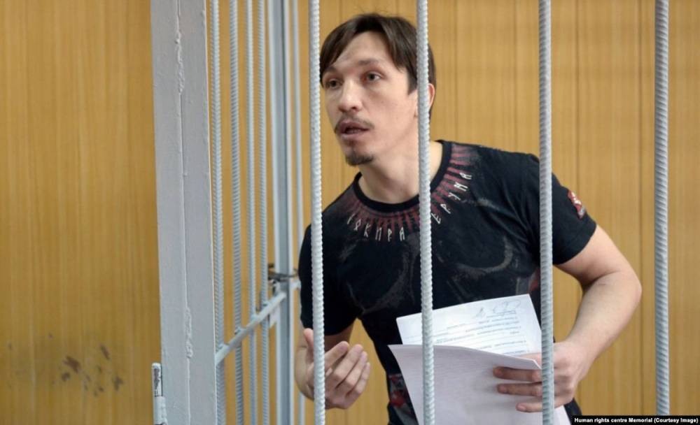 Владимир Путин - Дмитрий Медведев - Алексей Навальный - Олег Сенцов - Активист, осуждённый за акцию "Он вам не Димон", вышел на свободу - svoboda.org - Москва - Россия - Украина - Волжский - Волгоградская обл.