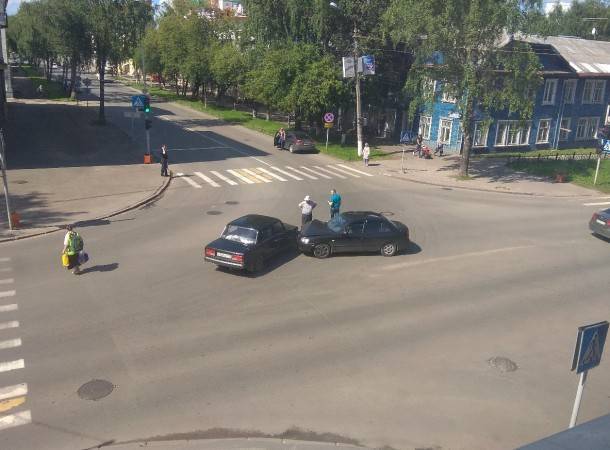 В Сыктывкаре на перекрестке не смогли разъехаться иномарка и «семерка» - bnkomi.ru - Сыктывкар