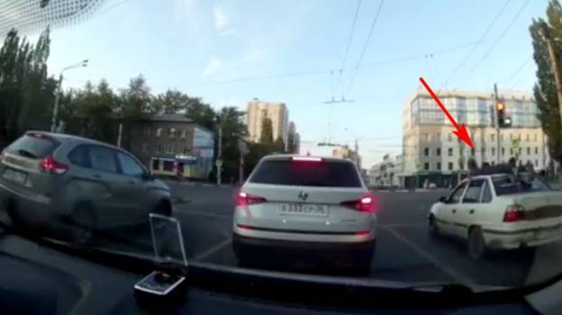 Легковушка катала пассажиров по Воронежу на крыше: в сети появилось видео – Новости Воронежа и Воронежской области – Вести Воронеж - vestivrn.ru - Воронеж