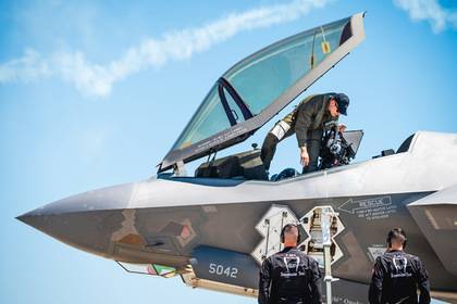 Марк Эспер - Главную проблему F-35 решили деньгами - lenta.ru - США