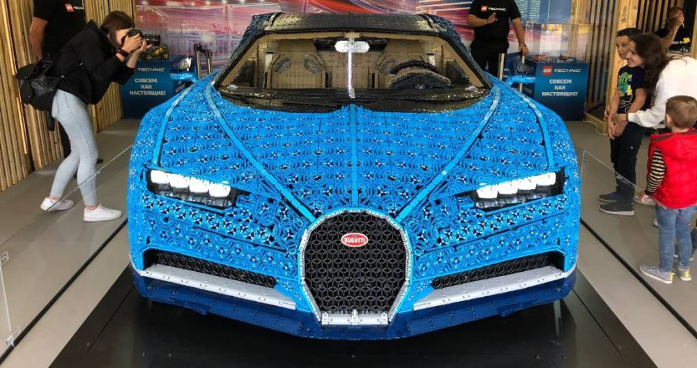 В Парке Горького выставили Bugatti из миллиона деталей Lego - m24.ru - Москва - Дания