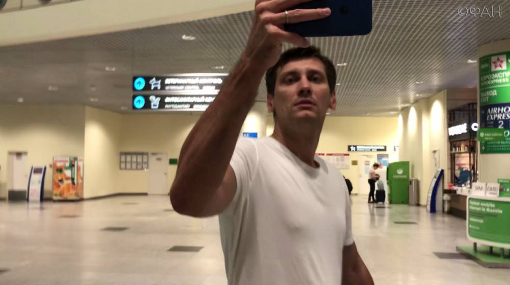 Геннадий Гудков - Дмитрий Гудков - Михаил Ходорковский - Гудков напал на журналистов после возвращения из заграничного вояжа - riafan.ru - Москва