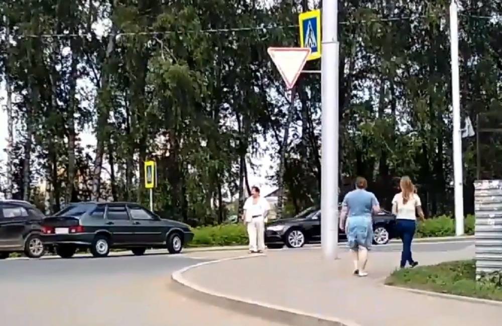 На трассе «Уфа-Аэропорт» мужчина в белой сорочке воспитывал водителей - bash.news - Уфа
