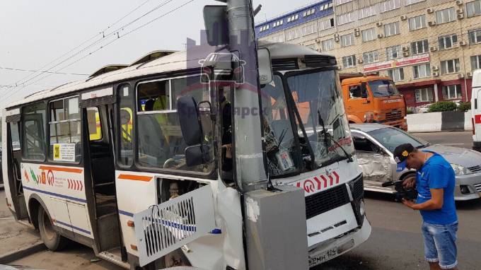 В Красноярске маршрутный ПАЗ протаранил столб, 6 пассажиров в больнице - piter.tv - Красноярск - респ. Адыгея