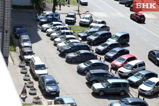Виктор Бобыря - Сыктывкарец разбил молотком Nissan на парковке - bnkomi.ru - респ. Коми - Сыктывкар
