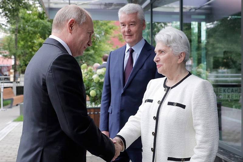 Владимир Путин - Сергей Собянин - Александр Солженицын - Путин напомнил о миллионах русских эмигрантов - pravdoryb.info - Москва - Россия - Российская Империя