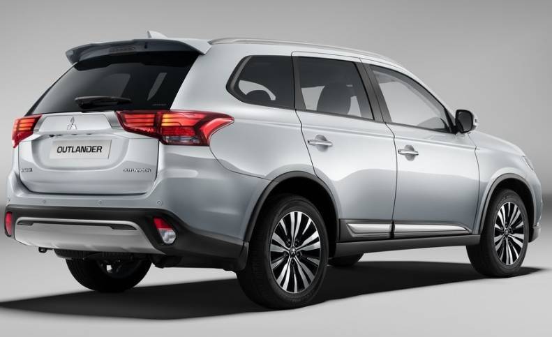 Стали известны цены на 7-ми местный кроссовер Mitsubishi Outlander на российском рынке - newinform.com - Россия - Япония