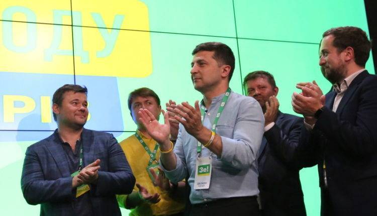 Владимир Зеленский - Петр Порошенко - «Слуга народа» побеждает на выборах в Раду - newtvnews.ru - Украина