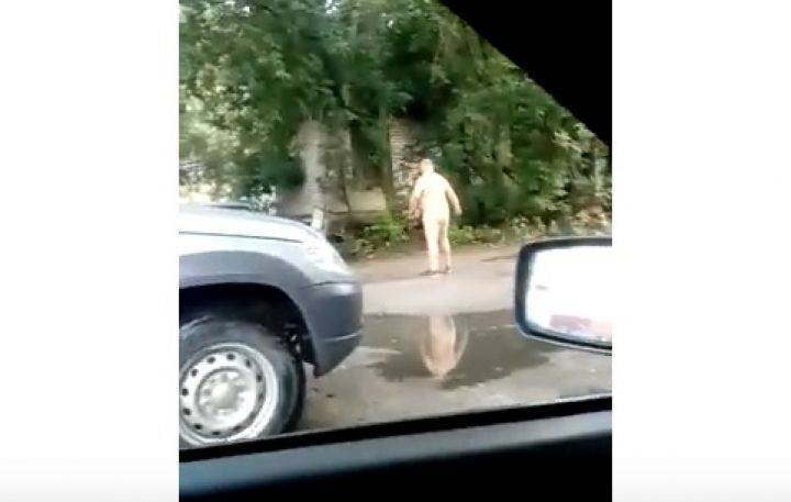 В Воронеже абсолютно голый мужчина принимал «дозу» прямо на улице - Новости Воронежа - moe-online.ru - Воронеж