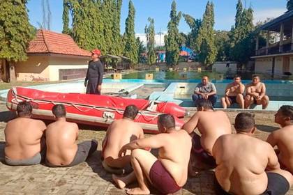 Толстых полицейских отправили в лагерь для худеющих - lenta.ru - Индонезия - Jakarta