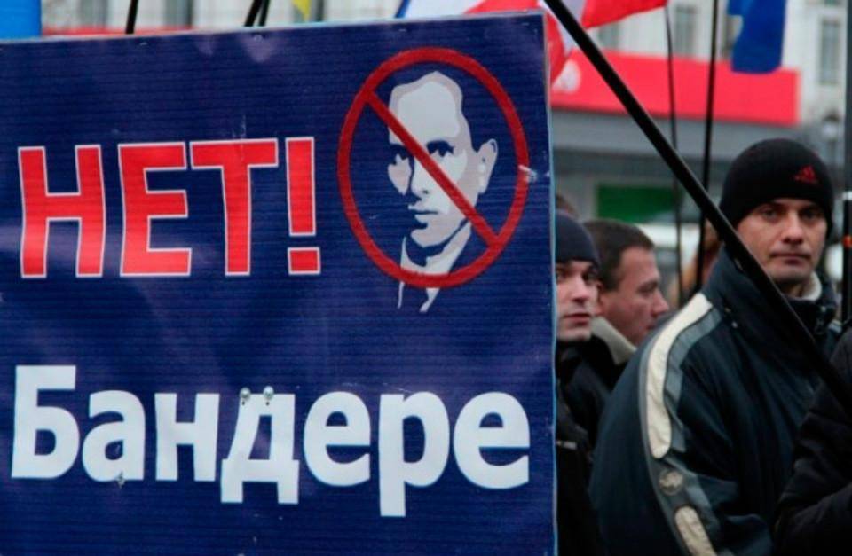 Александр Лукашенко - Адольф Гитлер - Белоруссия законодательно запретила символику УПА*, «Азова»* и портреты Бандеры | Новороссия - novorosinform.org - Украина - Киев - Белоруссия - Польша - Житомирская обл.