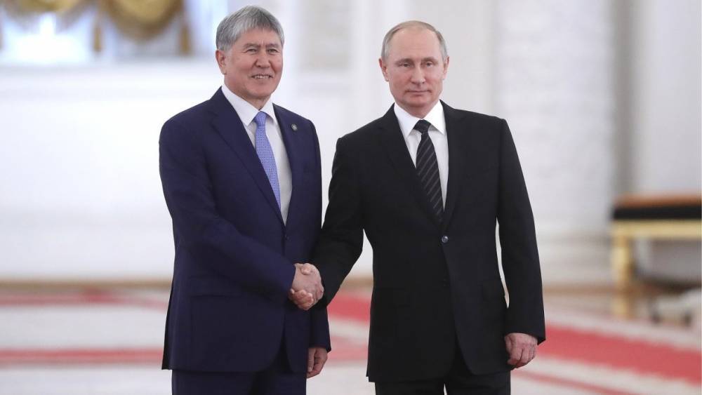 Владимир Путин - Алмазбек Атамбаев - Путин и Атамбаев на встрече в Москве обсудили будущее Киргизии - riafan.ru - Москва - Россия - Киргизия